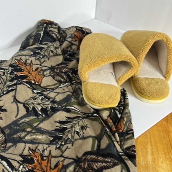 FRUIT OF THE LOOM MENS RELAXING PANTS SIZE 32-34 MEDIUM AND MENS HOUSE SLIPPERS - Picture 15 of 16